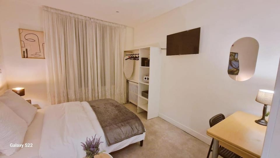 Communal lounge/ TV room, Bed, TV and multimedia, Photo of the whole room, Bedroom