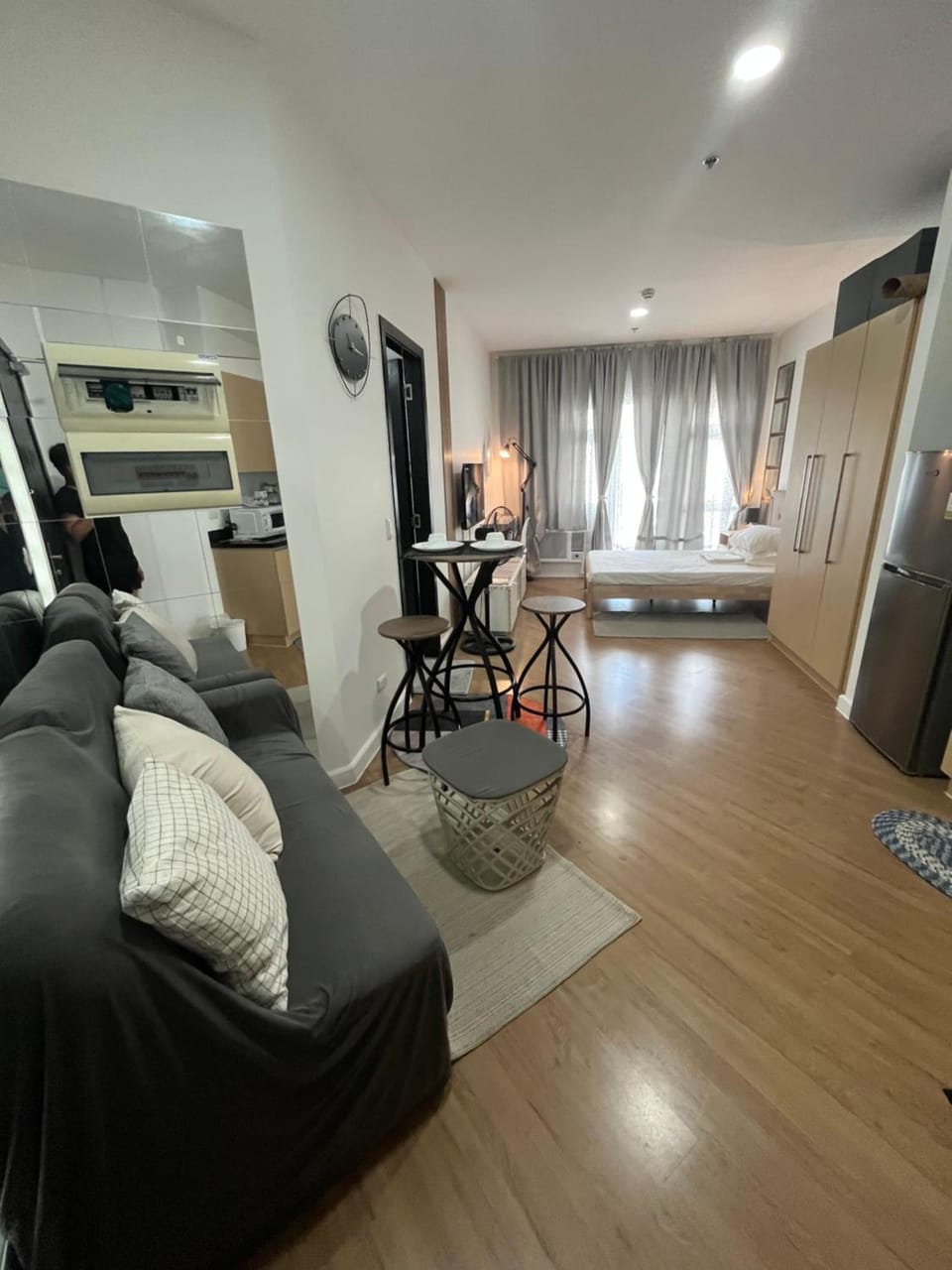 Bed, TV and multimedia, Kitchen or kitchenette, Living room, Photo of the whole room, Seating area, Dining area, Bedroom