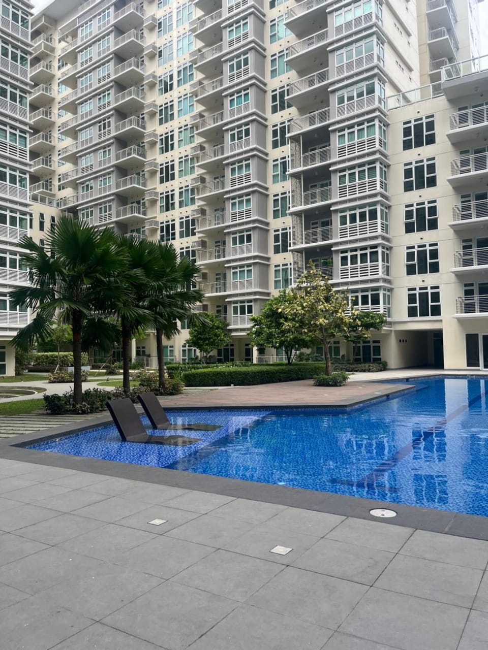 Property building, Day, Pool view, Swimming pool, Swimming pool, sunbed