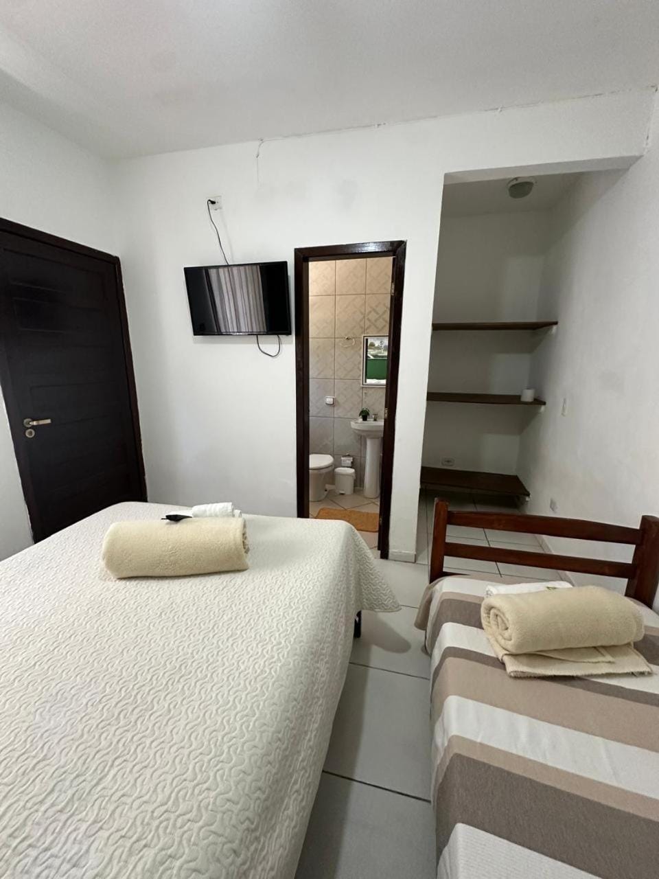 Bed, TV and multimedia, Photo of the whole room, Bedroom, towels, wardrobe