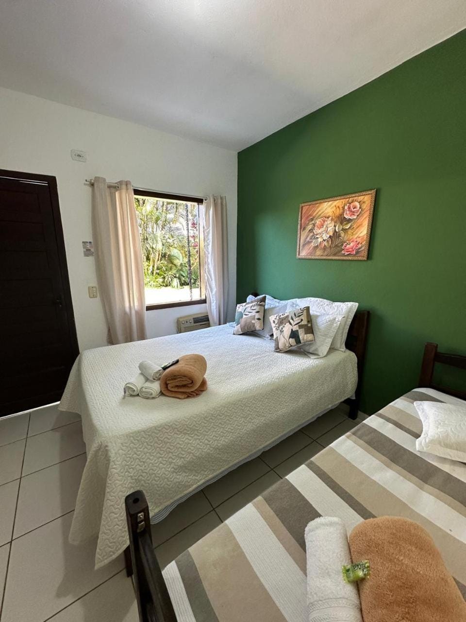 Bed, TV and multimedia, Photo of the whole room, Bedroom, towels