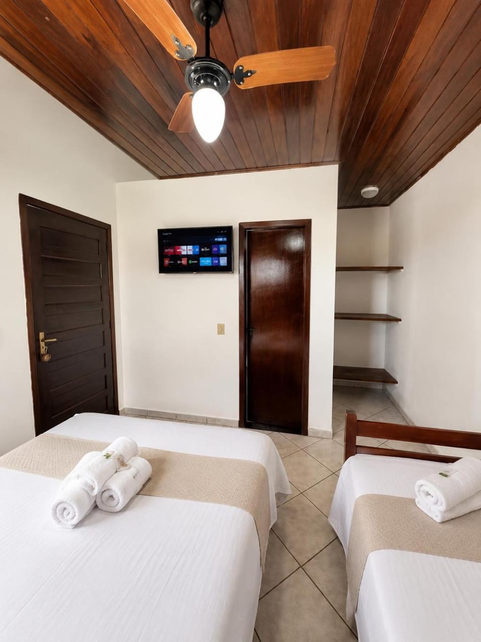 Bed, TV and multimedia, Photo of the whole room, Bedroom, towels, air conditioner