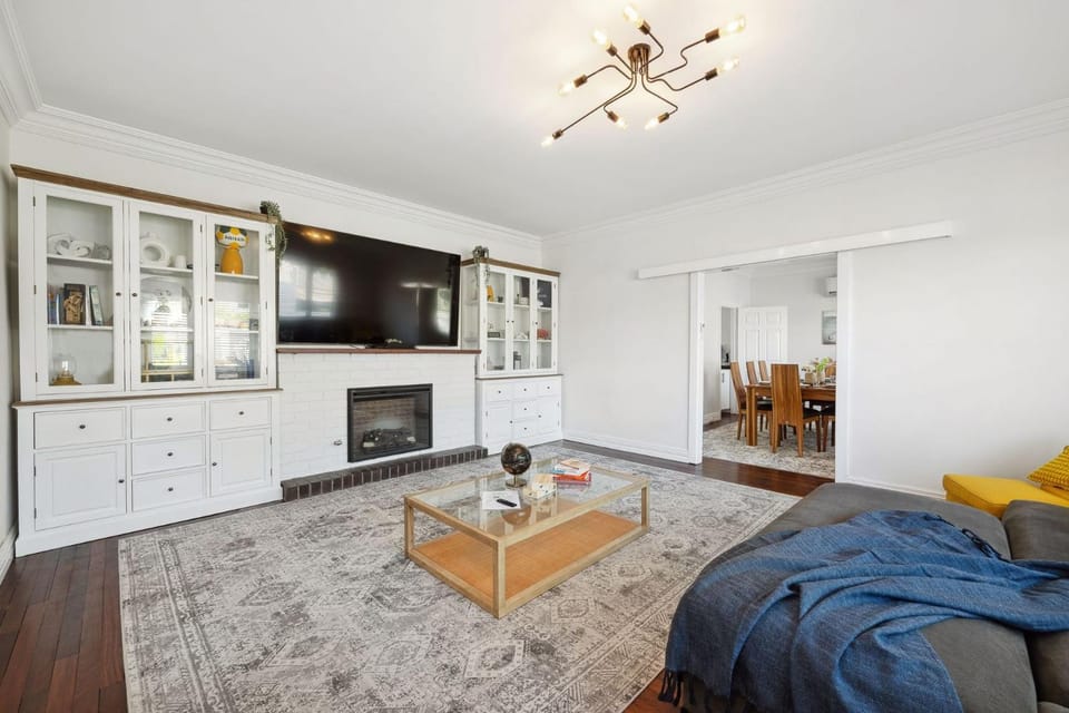TV and multimedia, Living room, Seating area, fireplace