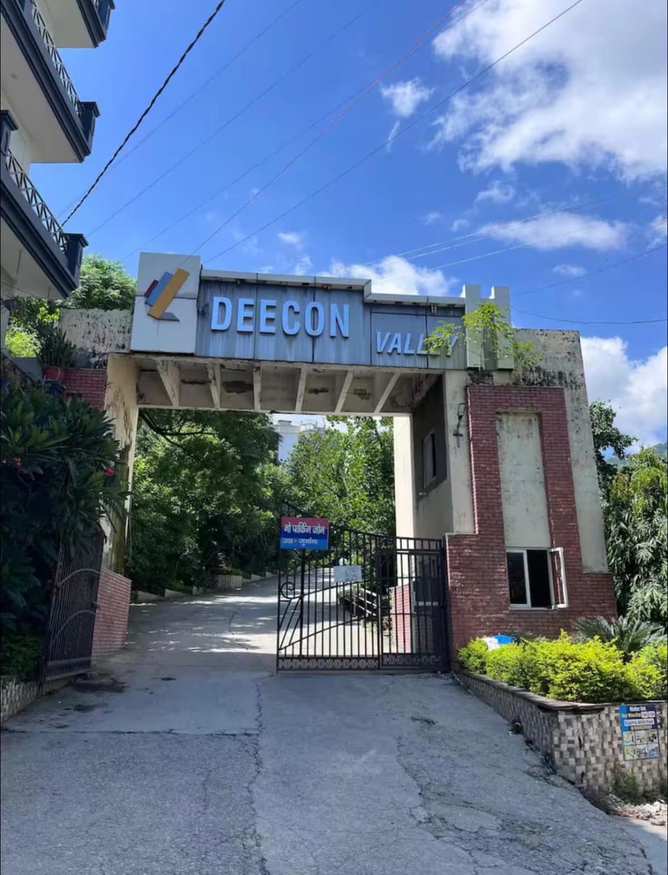 Facade/entrance, Day, Neighbourhood, Text overlay