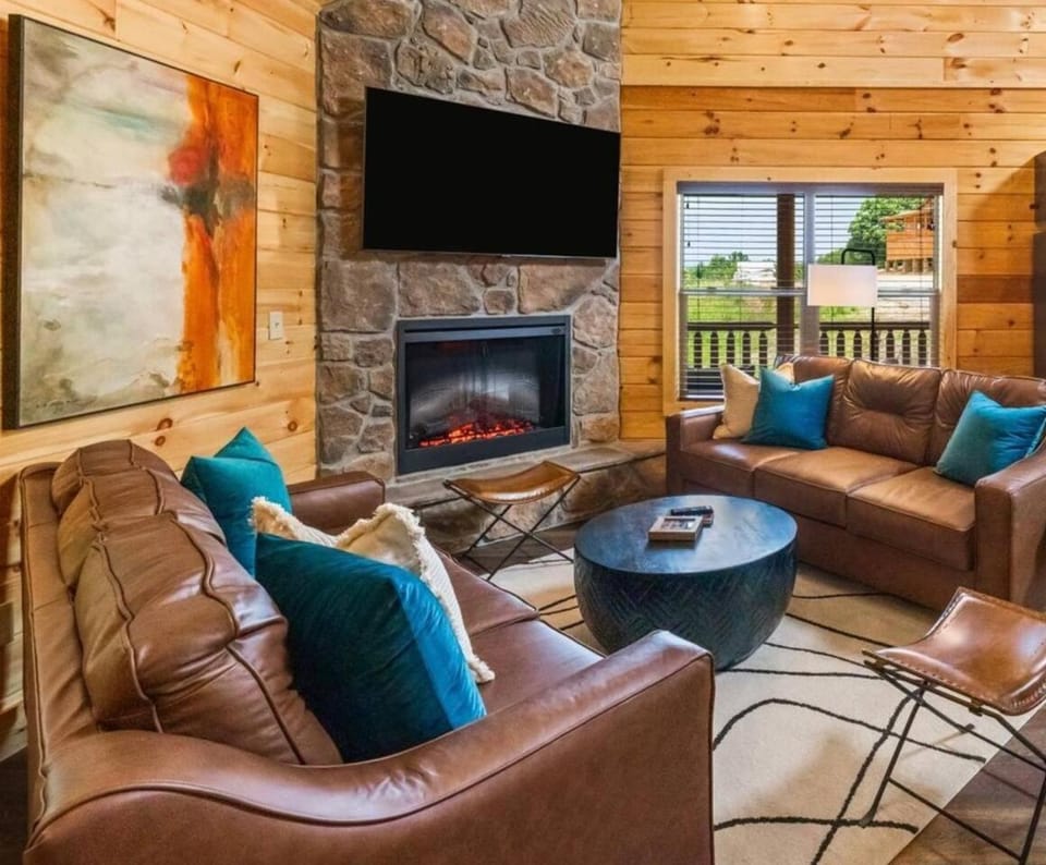 Dollywood Retreat Heated Pool Close to Parkway House in Pigeon Forge