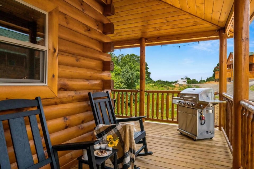 Dollywood Retreat Heated Pool Close to Parkway House in Pigeon Forge