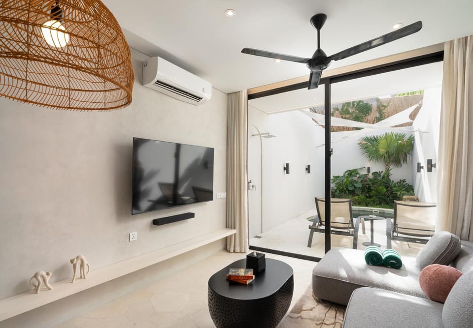 TV and multimedia, Living room, Pool view
