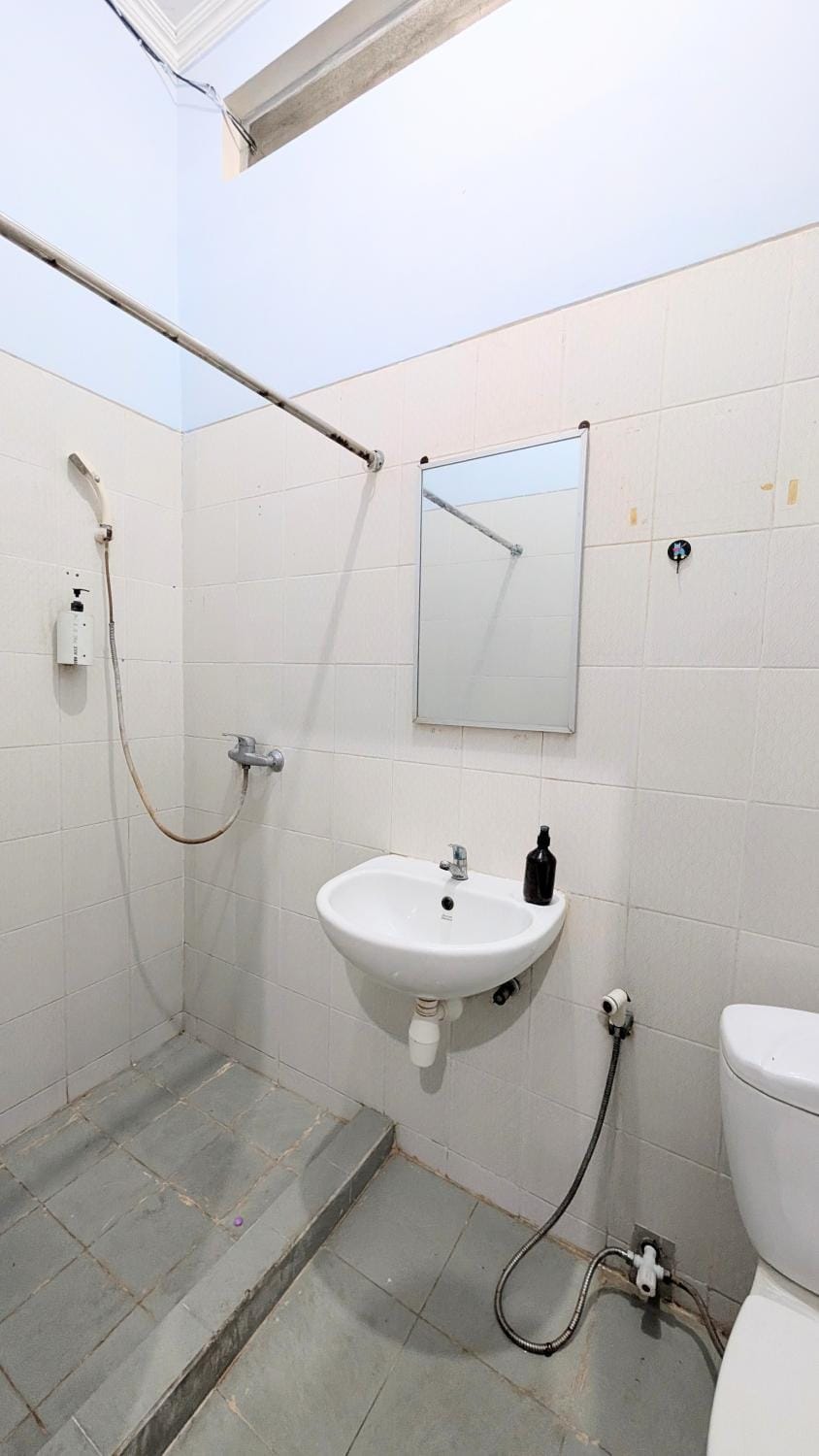 Homey Guesthouse near Tunjungan Plaza Syariah Bed and Breakfast in Surabaya