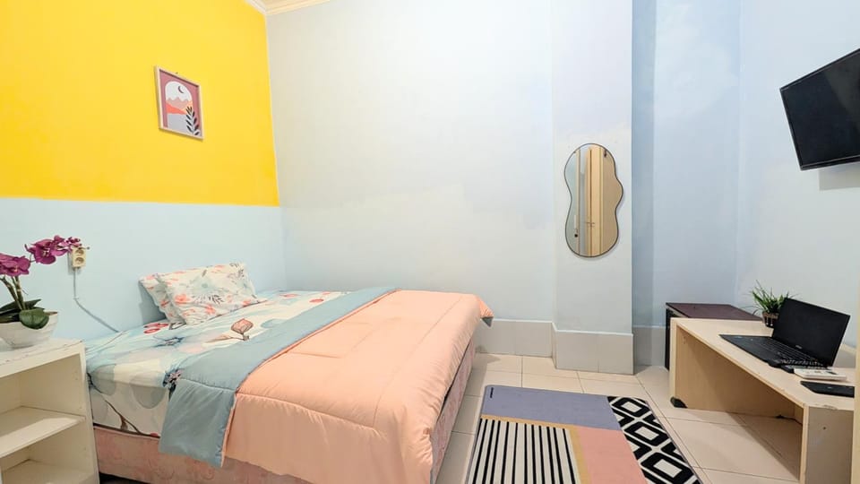Homey Guesthouse near Tunjungan Plaza Syariah Bed and Breakfast in Surabaya