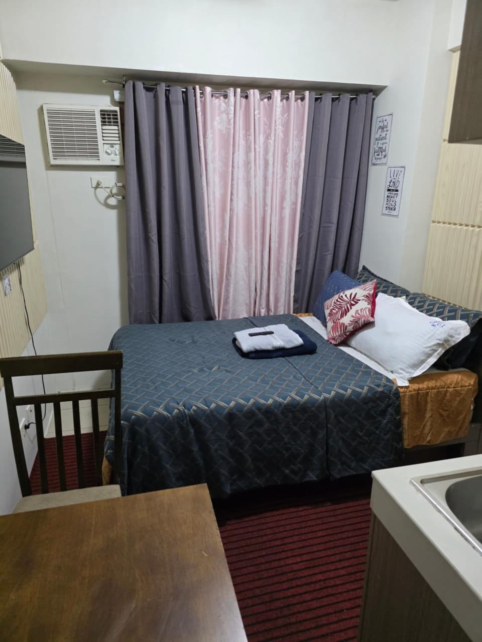Bed, TV and multimedia, Photo of the whole room, Bedroom, hair dresser, air conditioner