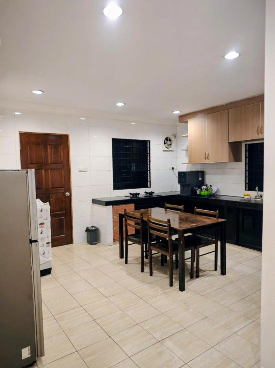 Kitchen or kitchenette, Dining area, oven, stove
