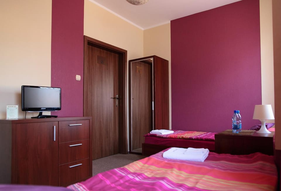 Bed, TV and multimedia, Photo of the whole room, towels, wardrobe