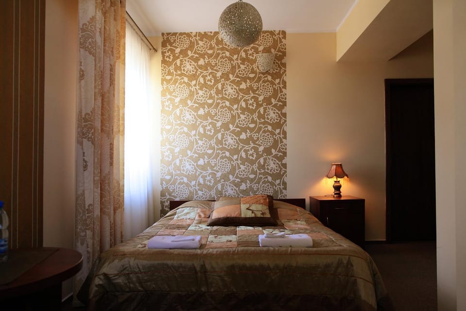 Bed, Photo of the whole room, towels