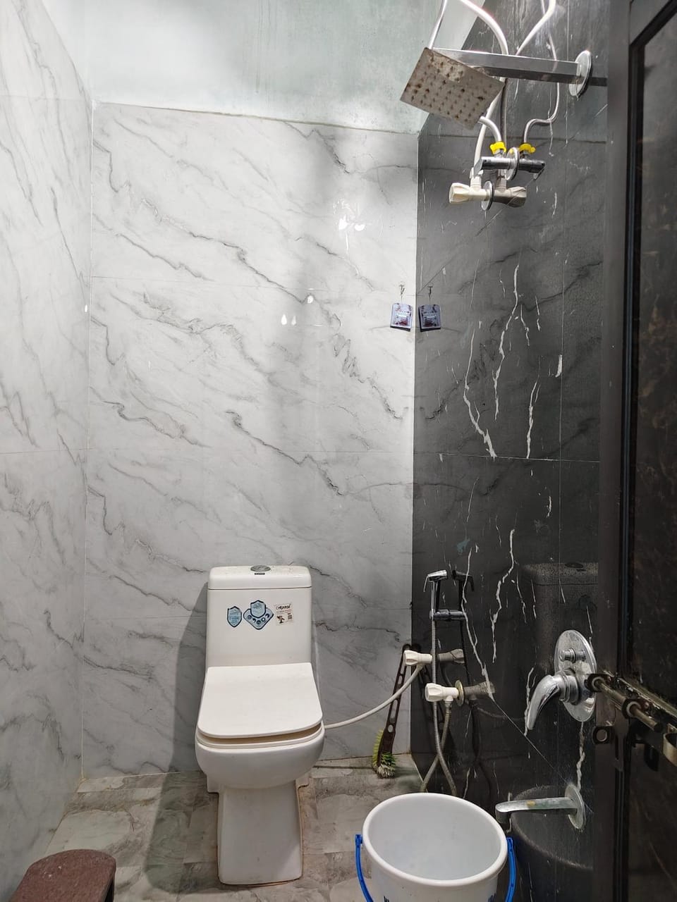 Shower, Toilet, Bathroom, Internal: Not applicable to any particular room