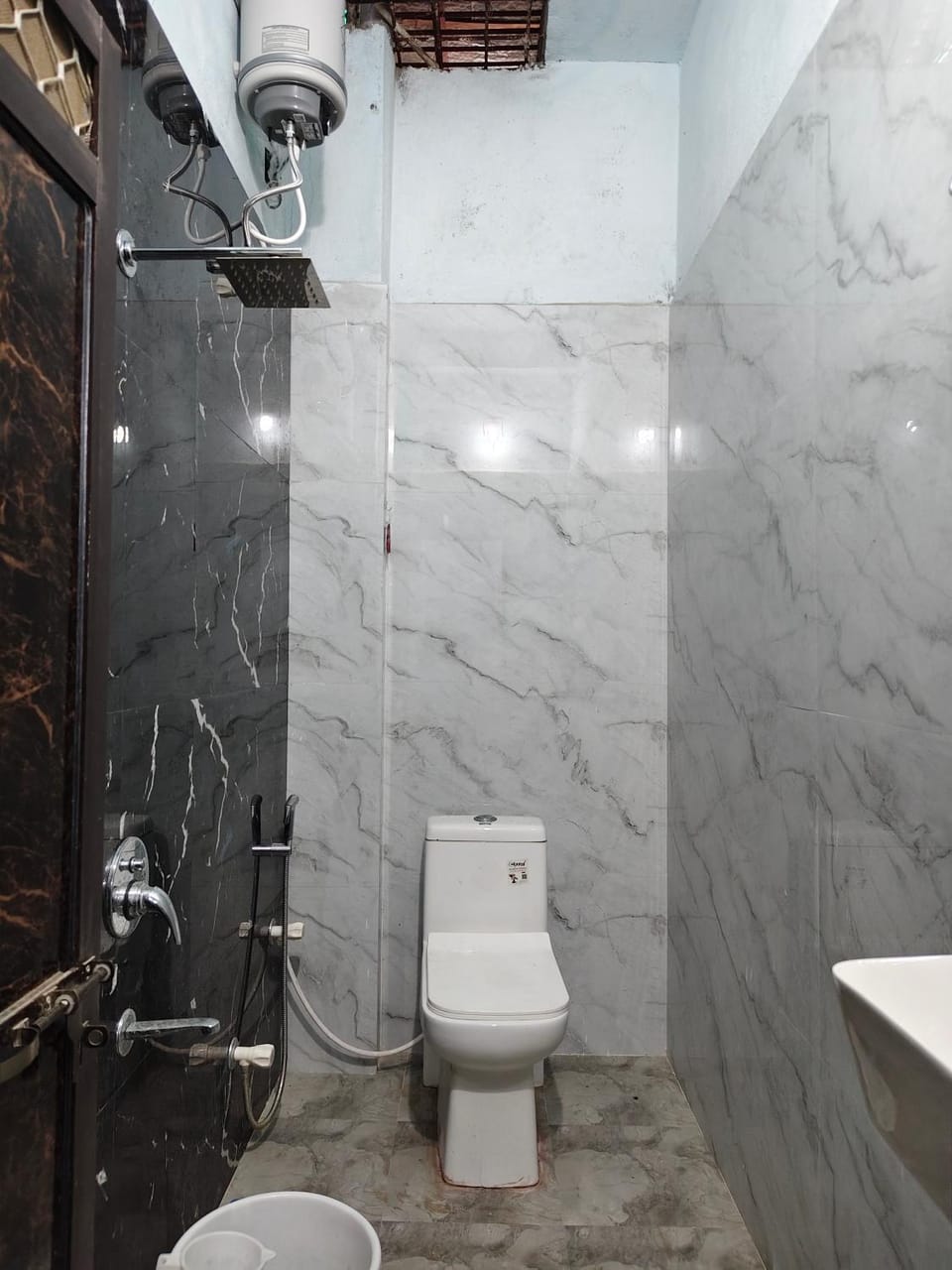 Shower, Toilet, Bathroom, bidet, Internal: Not applicable to any particular room