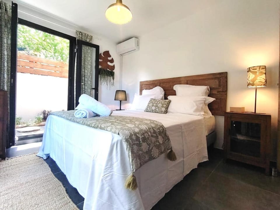 Bed, Photo of the whole room, Bedroom, air conditioner