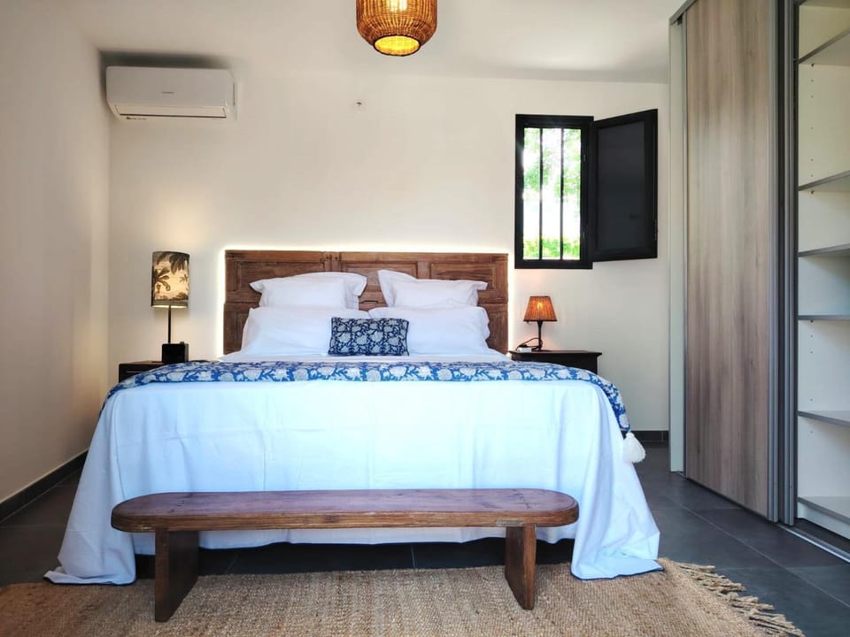 Bed, Photo of the whole room, Bedroom, air conditioner