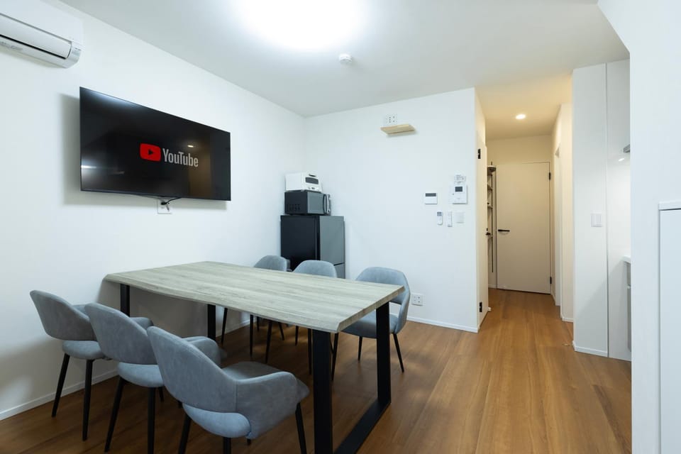 TV and multimedia, Kitchen or kitchenette, Living room, Seating area, Dining area, air conditioner