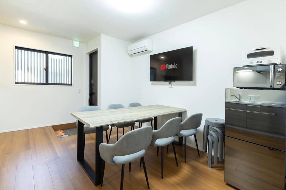TV and multimedia, Kitchen or kitchenette, Living room, Seating area, Dining area