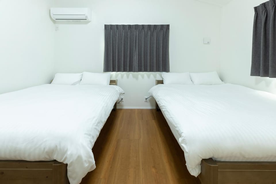 Bed, Photo of the whole room, Bedroom, air conditioner