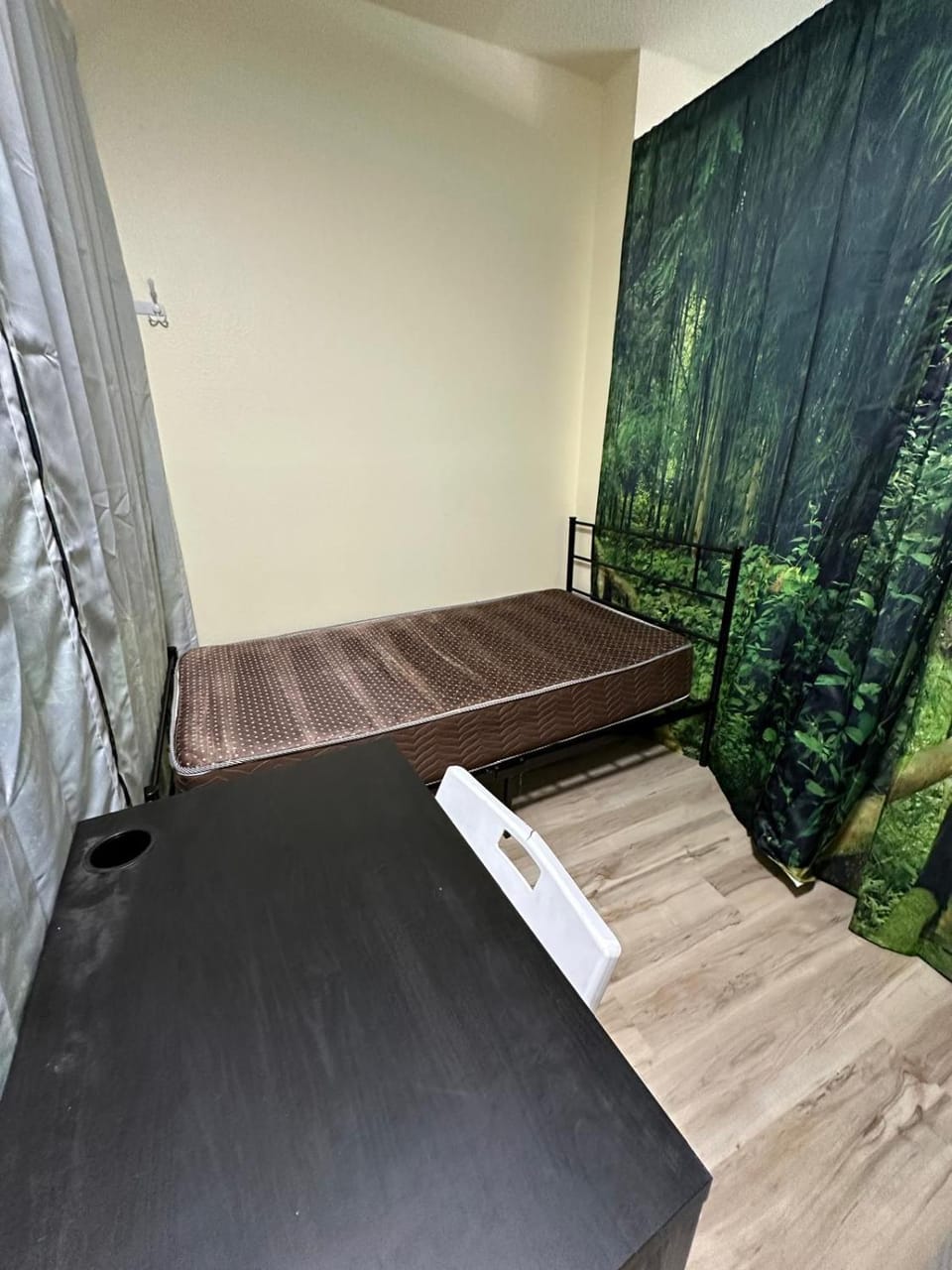 Shared but isolated room in Central Los Angeles Hostel in San Fernando Valley