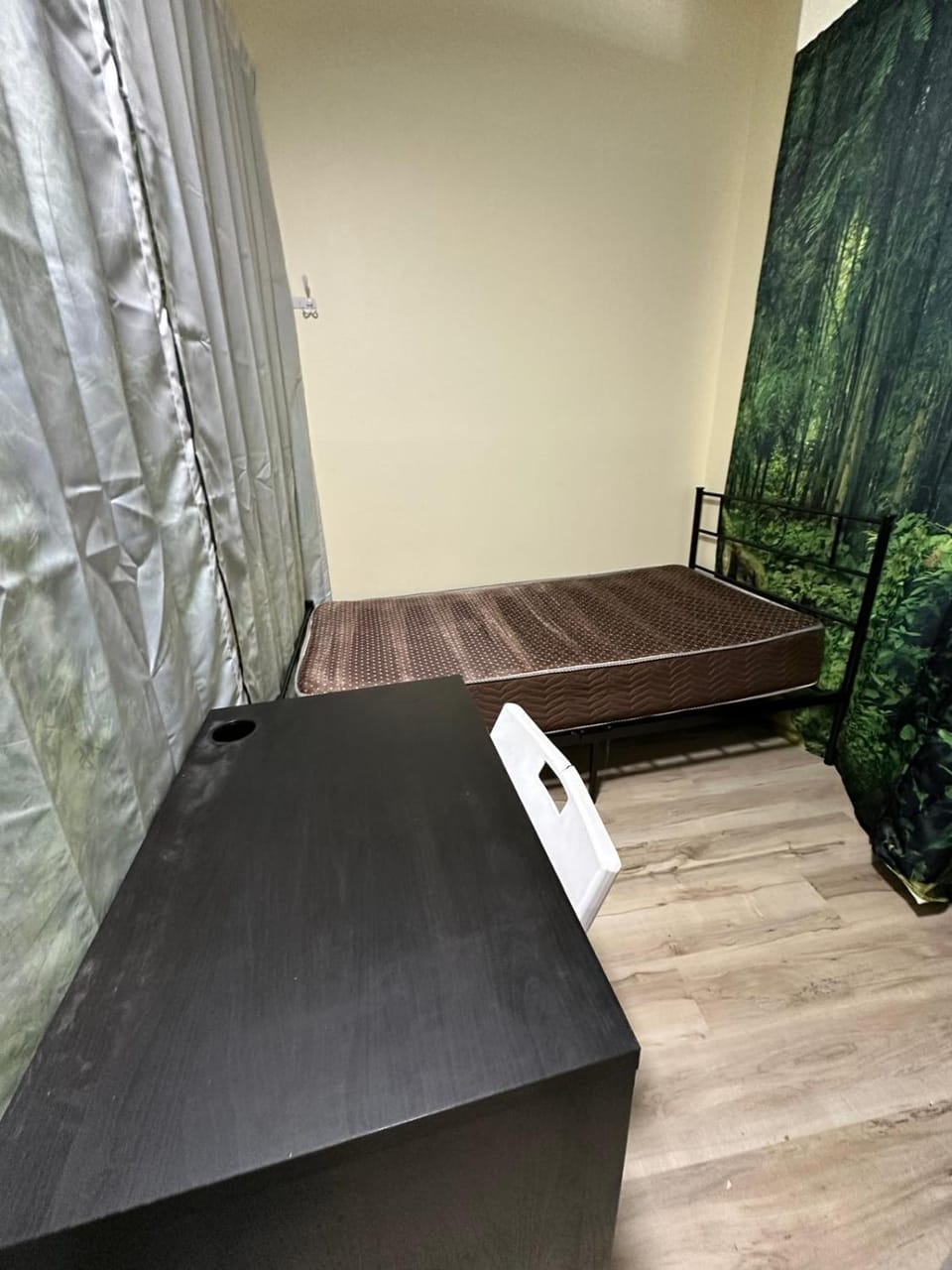 Shared but isolated room in Central Los Angeles Hostel in San Fernando Valley