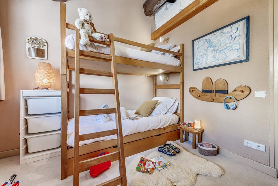 Bedroom, bunk bed