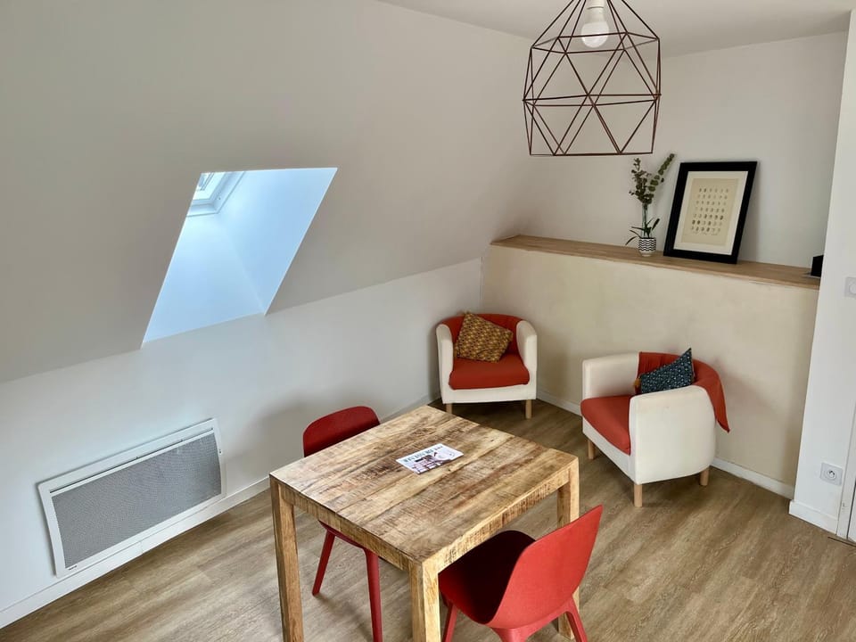 Living room, Seating area, Dining area, internet