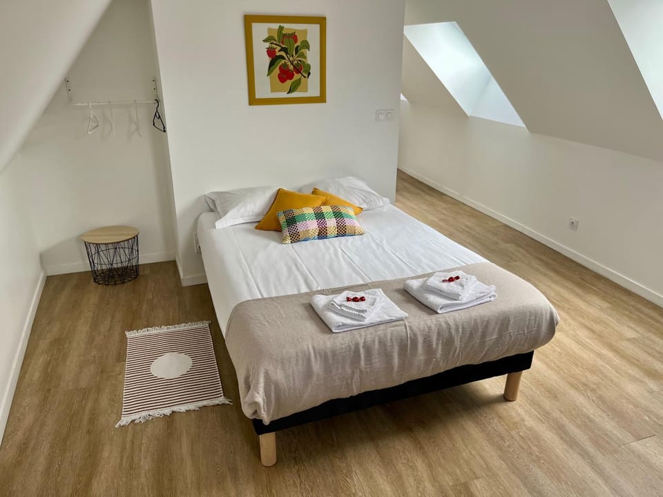 Bed, Photo of the whole room, Bedroom, towels
