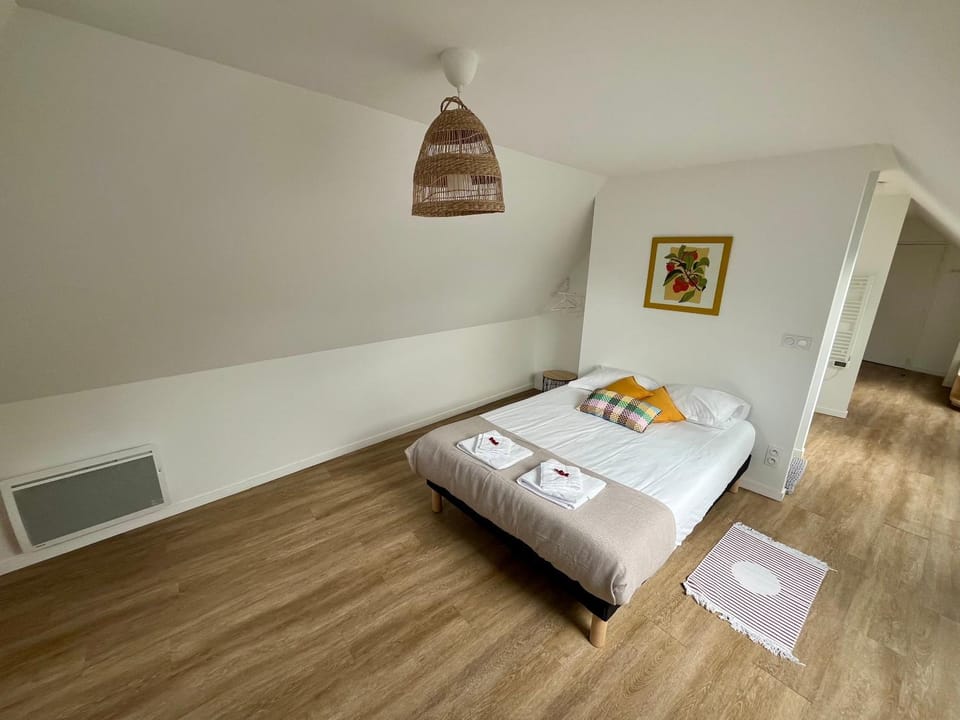Bed, Photo of the whole room, Bedroom, internet, towels