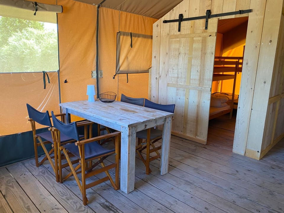 Photo of the whole room, Dining area