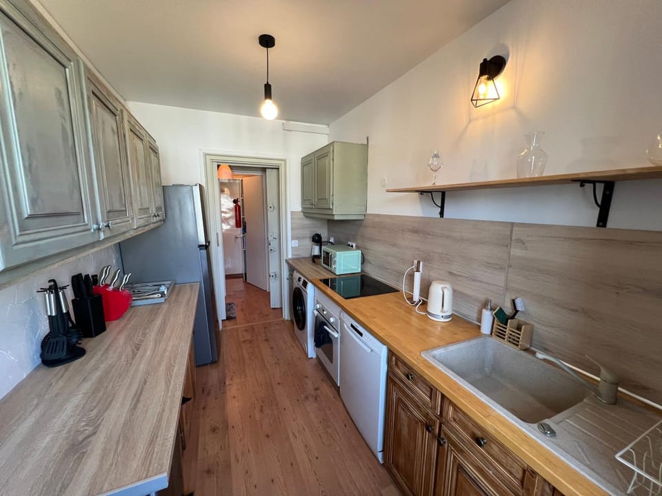 Kitchen or kitchenette, dishwasher, oven, stove