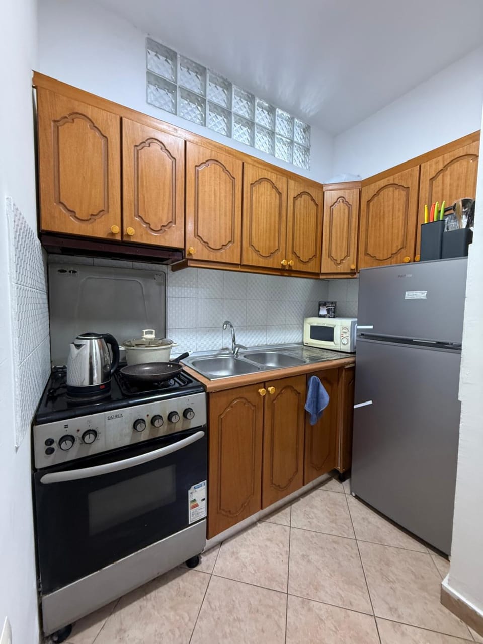 Kitchen or kitchenette, minibar, oven