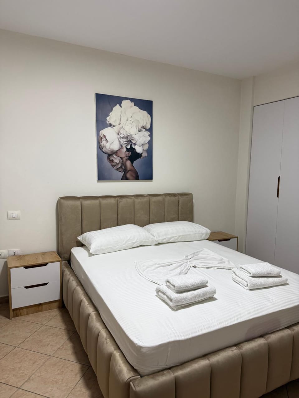 Bed, Photo of the whole room, Bedroom, towels