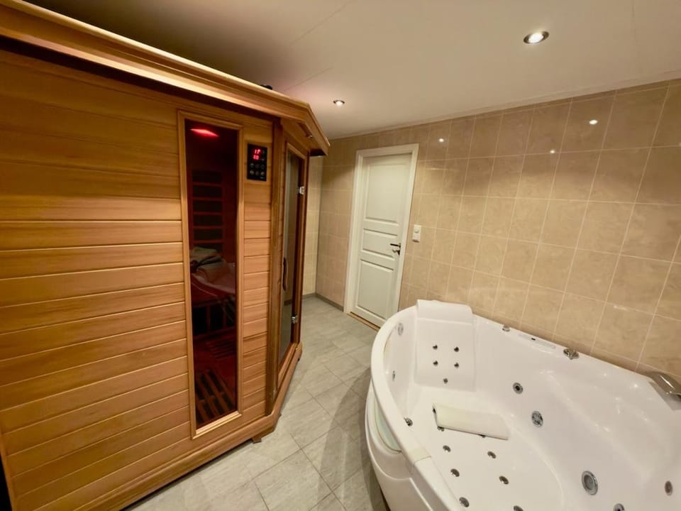 House with sauna & hot tub, 4 beds House in Rogaland