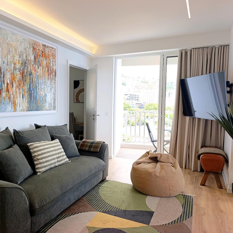 TV and multimedia, Living room, Seating area, Evening entertainment