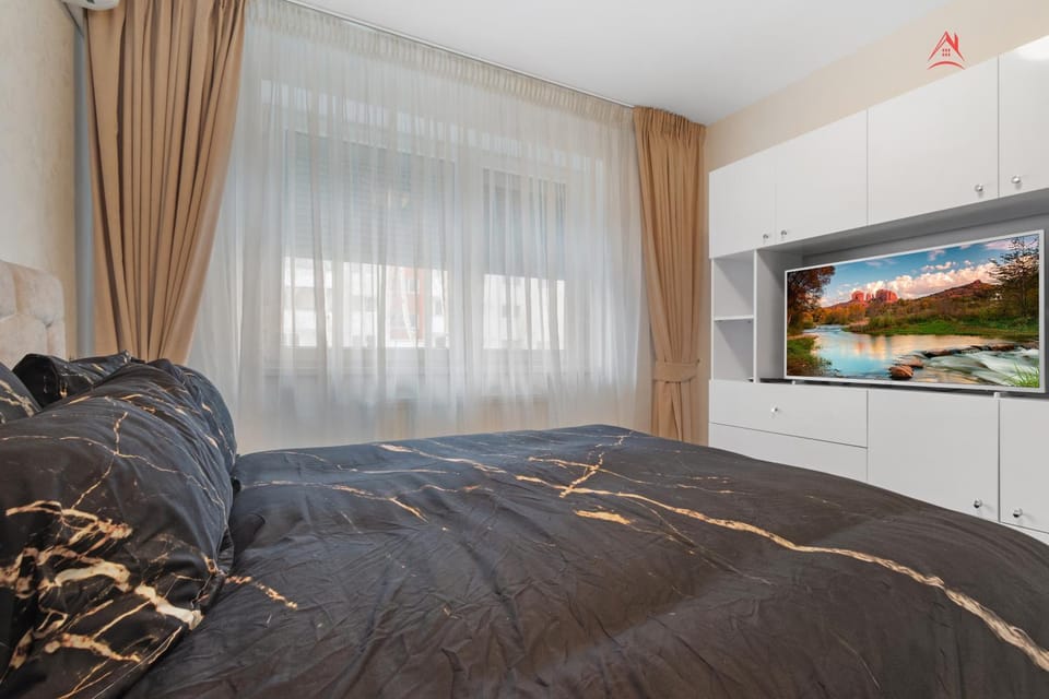 Bed, TV and multimedia, Bedroom