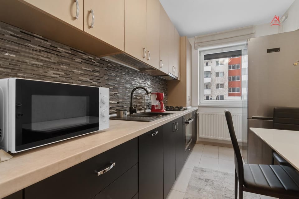Kitchen or kitchenette, dishwasher, oven