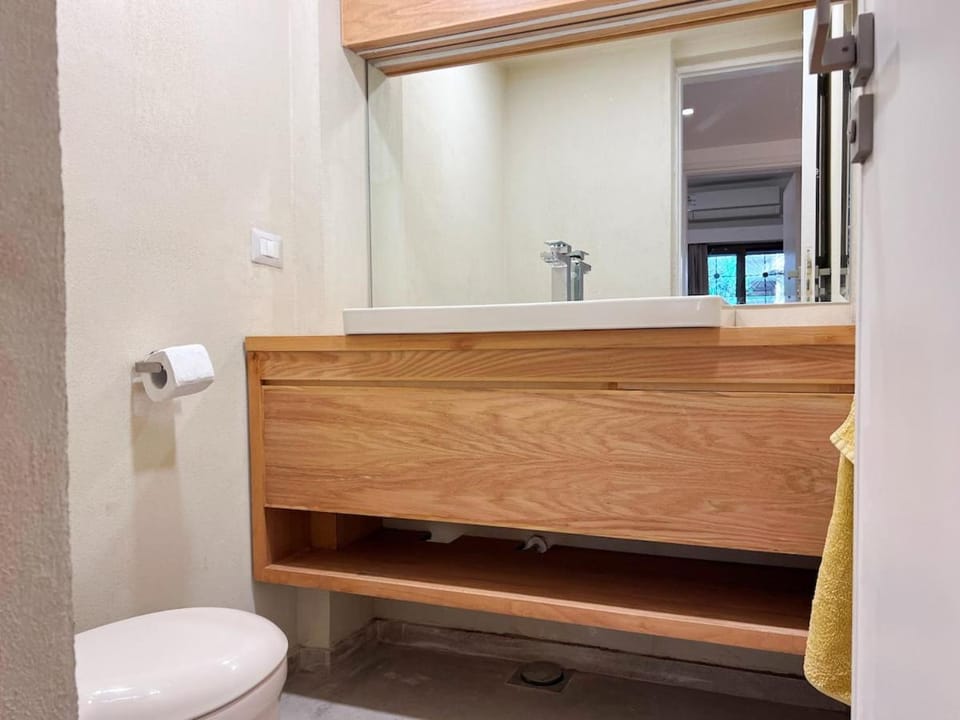 Shower, Toilet