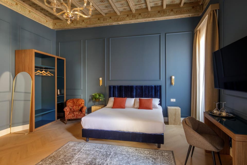 TV and multimedia, Coffee/tea facilities, Photo of the whole room, Decorative detail, Seating area, Bedroom, internet, internet, minibar, safe, wardrobe, air conditioner