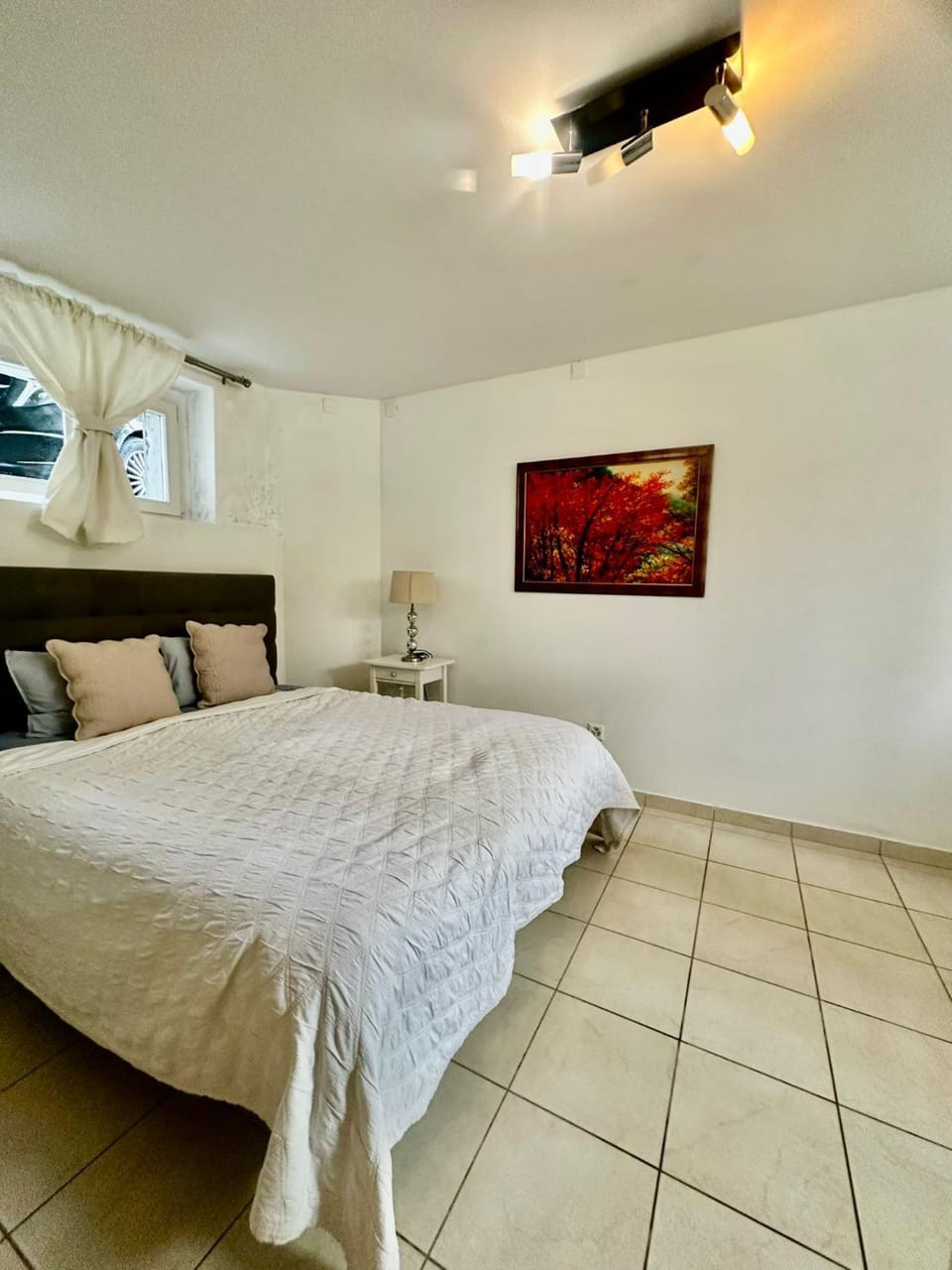 Bed, TV and multimedia, Photo of the whole room, Bedroom