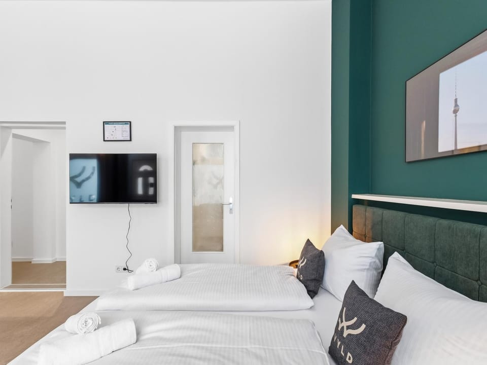 Bed, TV and multimedia, Living room