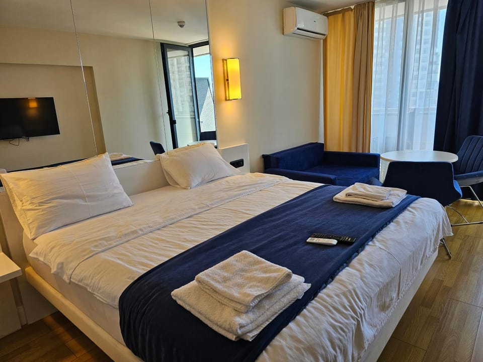Bed, TV and multimedia, Photo of the whole room, Bedroom, towels, air conditioner