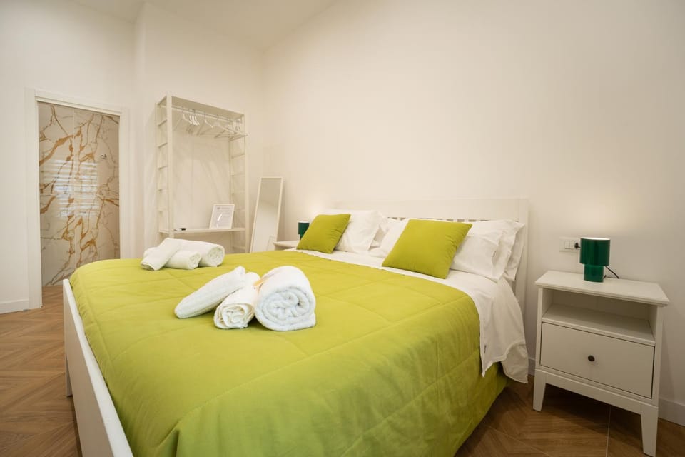Bed, Bedroom, towels