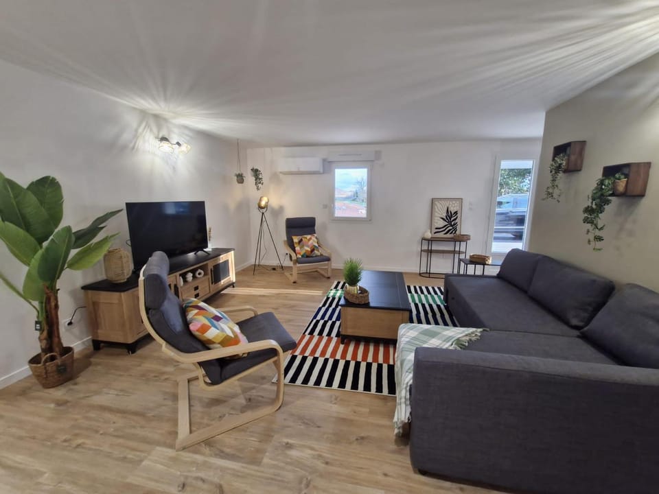 Communal lounge/ TV room, TV and multimedia, Living room, Seating area, group of guests