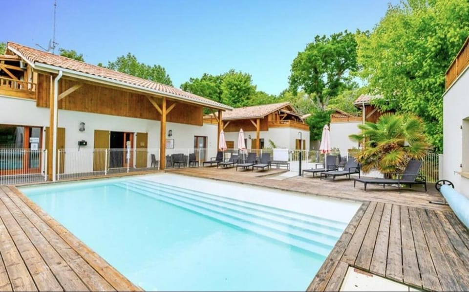 Appartement 2 chambres 6 pers piscine, 50m du lac Apartment in Lacanau