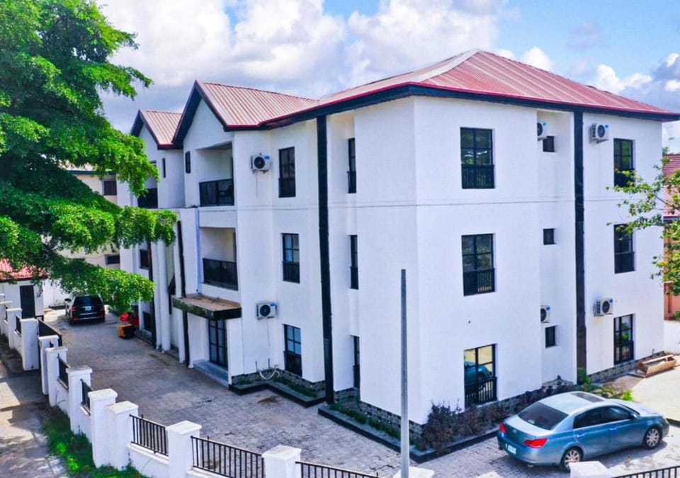 Property building, Day, Neighbourhood, Street view, Location, Parking