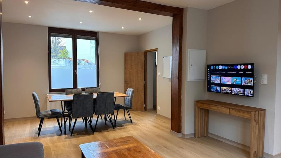 TV and multimedia, Living room, Seating area, Dining area