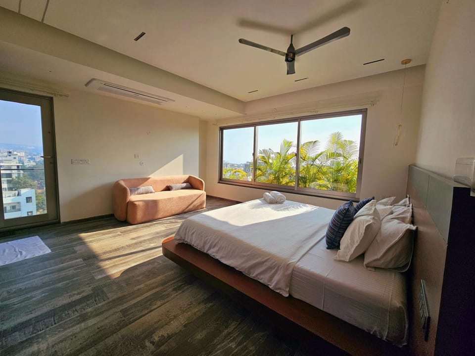 Photo of the whole room, Seating area, Bedroom