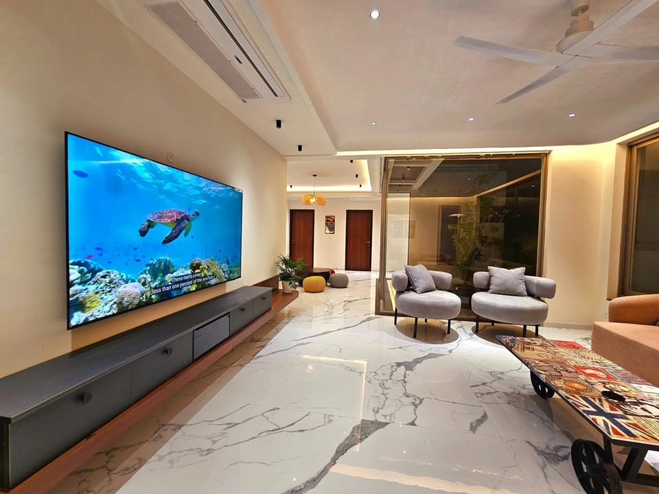 TV and multimedia, Living room, Seating area, Evening entertainment
